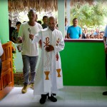 Padre Deonizio Bere fo-bensa ba sentru komunidade foun ne’e iha prezensa Sekretariu Estadu Mendonca, Administrador Sub-Distritu Metinaro Fausto Soares Dias, no membru komunidade sira.