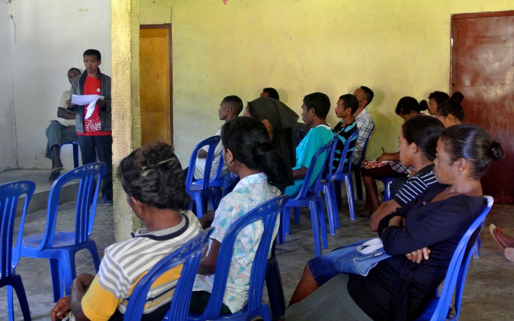 Membru komunidade sira husi Suku Ponilala husu pergunta ba sira nia Ekipa Jestaun Komunidade, hanesan parte ida husi implementasaun PNDS pasu 12: sorumutuk responsabilidade, auditoria no evaluasaun.