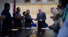 Ministru Administrasaun Estatál Jorge Teme ho Embaixador Australia nian Peter Doyle