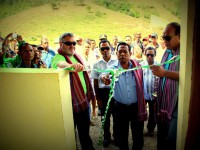 Vice Prime Minister Dr. Fernando Lasama no Reprezentante husi Australian Aid Vincent Ashcroft tesi fita iha sentru komunidade foun.