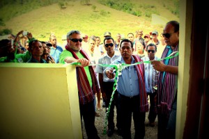 Vice Prime Minister Dr. Fernando Lasama no Reprezentante husi Australian Aid Vincent Ashcroft tesi fita iha sentru komunidade foun.