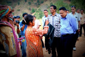 Membru komunidade simu ho laran haksolok Ministru Administrasaun Estatál Jorge Teme.