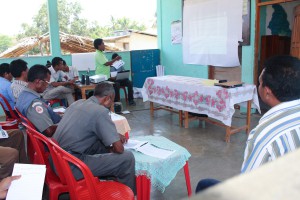 Fasilitador tekniku PNDS halo apresentasaun kona ba PNDS iha Sosializasaun