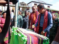 Sua. Excia Presidente akompanya husi SEDL, Samuel Mendonsa, asina palaka inaugurasaun projetu PNDS iha Suku Maluru, Quelicai-Baucau