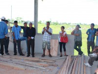 Gregorio da Silva, hanesan Fasilitador Suku Bahu/Baucau esplika hela prosesu implementasaun husi komunidade ba ekipa visita husi Munisipiu 3