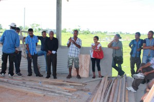 Gregorio da Silva, hanesan Fasilitador Suku Bahu/Baucau esplika hela prosesu implementasaun husi komunidade ba ekipa visita husi Munisipiu 3