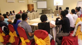 Funsionariu PNDS no FST rona hela apregentasaun konaba prosesu aprovizionamento