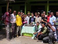 Diretora Dulce (kajaku metan) ho Diretor Aderito akompana husi Assesor, ekipa komunikasaun, funsionariu PNDS RAEOA inklui FST foto hamutuk iha plaka inagurasaun projetu Programa PNDS