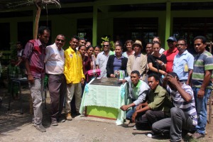 Diretora Dulce (kajaku metan) ho Diretor Aderito akompana husi Assesor, ekipa komunikasaun, funsionariu PNDS RAEOA inklui FST foto hamutuk iha plaka inagurasaun projetu Programa PNDS