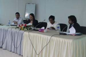 Koordenadora jeral e Direitora PNDS halo Aprejentasaun konaba Prosedimentu no Regras Implementasaun PNDS Iha Enkontru Distribusaun Envelope Fiscal 2016.