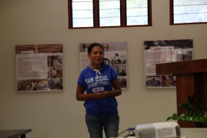 Francisca Agata S. Silva Soares, hanesan fasilitador tekniku husi Postu Administrativu Ermera Villa, fo apresiasaun ba materia treinamentu ne'ebe sira hetan durante semana rua nia laran.