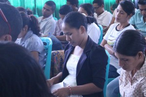 Partisipantes sira rona hela apresentasaun progresu programa PNDS husi ekipa tekniku