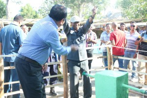 Vice Ministru Administrasaun Estatal, Tomas do Rosario Cabral rega hela bee ba Chefe Suku Betano Saturnino Tilman