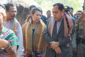 Kordenadora Jeral PNDS, Sra. Dulce Guterres Junior, esplika hela ba Vise Ministru kona ba partisipasaun komunidade hodi halo konstrusaun bee mos