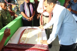 Vice Ministru Administrasaun Estatal, Tomas do Rosario Cabral, Asina Plaka simbolu Inagurasaun ba Programa PNDS iha Suku Buibau, Munisipiu Baucau.