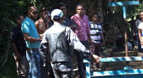 Ekipa Jestaun Suku no Chefe Suku Sira neebe halao Programa Suku Vijita Malu iha Munisipiu Aileu, halao Observasaun ba Projetu Irigasaun Iha Suku Lahae