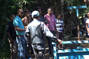 Ekipa Jestaun Suku no Chefe Suku Sira neebe halao Programa Suku Vijita Malu iha Munisipiu Aileu, halao Observasaun ba Projetu Irigasaun Iha Suku Lahae