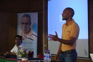 Sr. Efren nu'udar estudantes UNTL, fo hela intervensaun kona ba apresentasaun ne'ebe hato'o husi orador kona ba PNDS