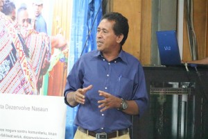 Sr. Olderico Lopes, hanesan Chefe Departamentu M&A halo apresentasaun kona ba lalaok husi PNDS ba partisipantes sira