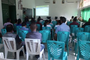 Partisipante sira rona hela aprejentasaun progresu implementasaun programa PNDS husi Tekniku PNDS iha Fongtil.