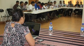 Sra. Dulce Guterres Junior, Diretora PNDS, fo hela ninia intervensaun iha ekontru kordenasaun ho funsionariu PNDS