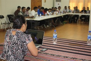 Sra. Dulce Guterres Junior, Diretora PNDS, fo hela ninia intervensaun iha ekontru kordenasaun ho funsionariu PNDS