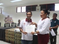 Diretora PNDS Nasional Entrega Sertikadu Treinamento ba Partisipante Sira 
