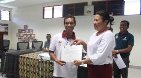Diretora PNDS Nasional Entrega Sertikadu Treinamento ba Partisipante Sira