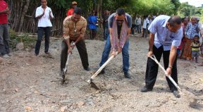 Administrador Munisipiu Liquisa, Dominggos da Conceisao Akompanha husi Chefe Unudade Operasional PNDS hamutuk ho Diretor Delegasaun Munisipiu Liquisa Lansa Implementasaun Programa PNDS faze I siklu 2, iha Postu Maubara.