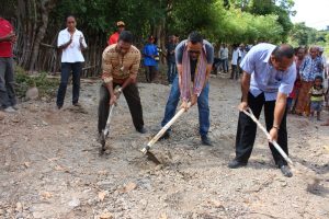Administrador Munisipiu Liquisa, Dominggos da Conceisao Akompanha husi Chefe Unudade Operasional PNDS hamutuk ho Diretor Delegasaun Munisipiu Liquisa Lansa Implementasaun Programa PNDS faze I siklu 2, iha Postu Maubara.
