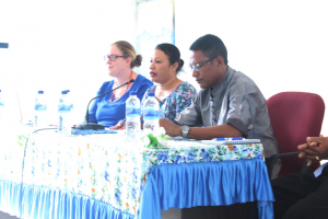 Diretora PNDS, Dulce Guterres Junior, akompaña husi Administrador Munisipiu Liquisa ho Chefe Ekipa apoiu programa husi DFAT, halo hela introdusaun