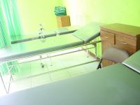 Dotor iha Klinika Lisadila, halo tratamentu ba pasiente sira, liu-liu labarik sira
