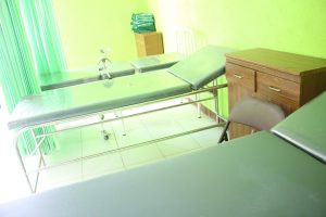 Dotor iha Klinika Lisadila, halo tratamentu ba pasiente sira, liu-liu labarik sira
