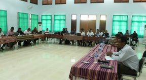 Partisipante Enkontru Koordenasaun Fulan Agusto ho entusiamu rona hela aprejentasaun progresu Implementasaun PNDS iha kada Munisipiu.
