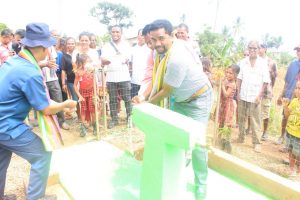 Adjunto Administrador Munisipiu Dili Sr. Jeca Smith offisialmente loke Torneira Be'e Mos hanesan simbol inagurasaun ba projeitu Be'e nee'be konstrui ho osamentu PNDS iha Suku Lahane-Oriental, Aldeia Rai-Mean
