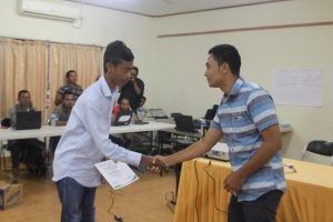 Chefe Departemento Implementasaun Programa PNDS Entrega Sertifakdu ba Partisipante Enjineiru