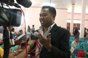 Marcio J. Marcal, hanesan Chefe Departamentu Implementasaun apresenta hela rezultadu implementasaun programa PNDS 2016 ninia ba partisipantes.