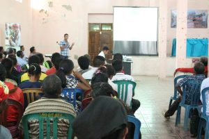 Marcio J. Marcal, hanesan Chefe Departamentu Implementasaun apresenta hela rezultadu implementasaun programa PNDS 2016 ninia ba partisipantes.