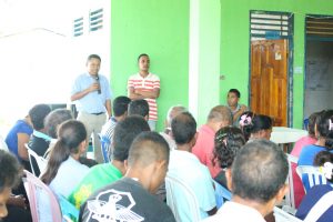 Felipe Cardoso, Diretor PNDS Mun. Covalima, fo ninia intervensaun kona-ba dialogu ida ne'e.