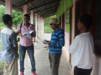 Elio Lopes, representante husi ministeriu edukasaun, konverse hela ho profesor EBF Aldeia Lalis, Suku Cowa-Balibo