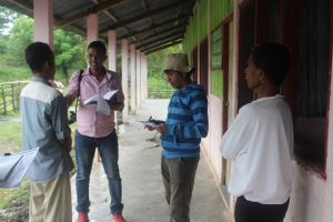 Elio Lopes, representante husi ministeriu edukasaun, konverse hela ho profesor EBF Aldeia Lalis, Suku Cowa-Balibo