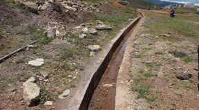 Estrada Rural iha Aldeia Taiblor neebe komunidade halao enkontru Alterasaun atu aumenta Estrada Beton.