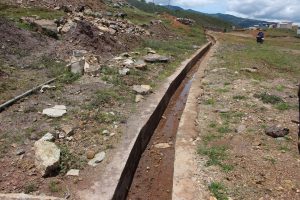 Estrada Rural iha Aldeia Taiblor neebe komunidade halao enkontru Alterasaun atu aumenta Estrada Beton.