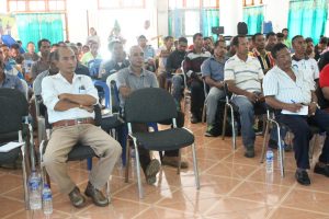 Autoridade Lokal Munisipiu Lautem neebe partisipa iha enkontru Avaliasaun PNDS Iha salaun enkontru Administrasaun Munispal Lautem.