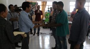 Chefe Departamento Komunikasaun PNDS, Duarte dos Santos hamutuk ho Administrador Munisipiu Manufahi no Diretor Delegasaun PNDS Manufahi entrega Premiu Apresiasaun ba suku Manan nain