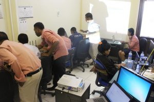 Ekipa IT sira instala hela ekipamentus hodi fasilita treinamentu ba ITC TOOLS ba partisipantes 
