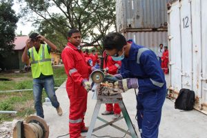 Engineiru Flavio Amaral Kado hela Bajaringan (Besi Kman) hodi uja ba fabrikasaun uma kakuluk