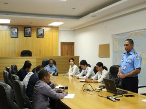 Komandante Polisia komunitariu halao aprezentasaun konaba implementasaun uma OPS