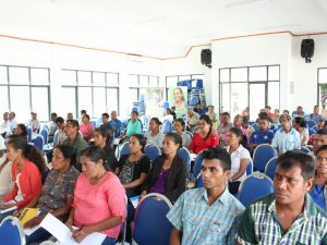 Partisipante sira rona hela aprezentasaun Diretora konaba kontribuisaun PNDS hodi hasa'e rendimentu ekonomia feto Timor Leste