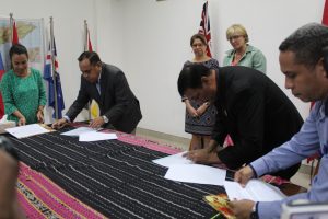 Ministru Interior, Longuinhos Monteiro hamutuk ho Vice Ministru Administrasaun Estatal, Tomas Cabral Asina Akordu Politiku ba Kontinuidade Implementasaun uma OPS
